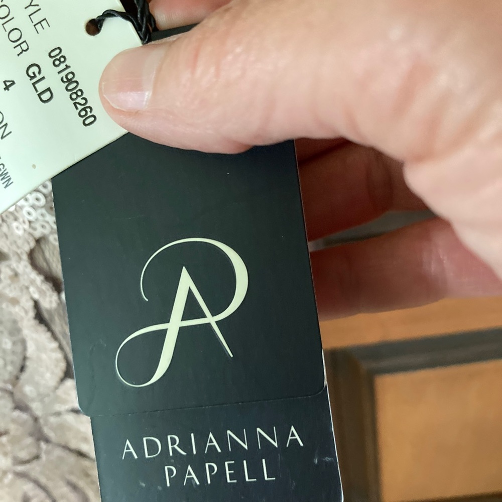Stunning Adrianna Papell evening gown size 4. - Picture 4 of 8